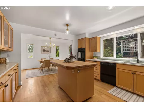 Kitchen - 1995 Greiner St, Eugene, OR 97405 photo 2 of 4