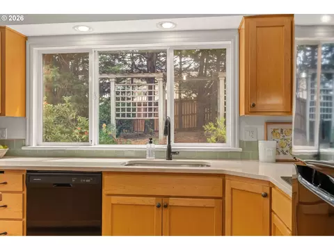 Kitchen - 1995 Greiner St, Eugene, OR 97405 photo 3 of 4
