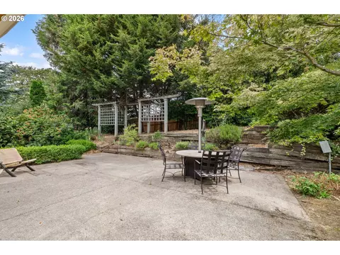 Exterior - 1995 Greiner St, Eugene, OR 97405 photo 5 of 6