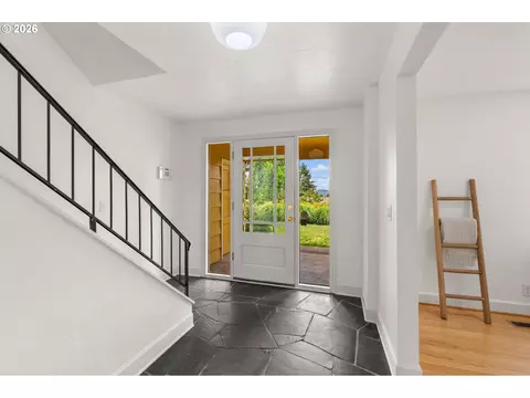 Entry Way - 1995 Greiner St, Eugene, OR 97405 photo 2 of 2