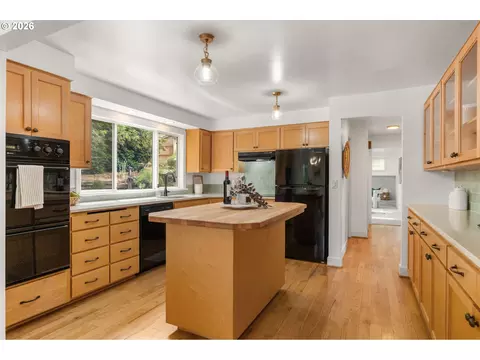 Kitchen - 1995 Greiner St, Eugene, OR 97405 photo 1 of 4