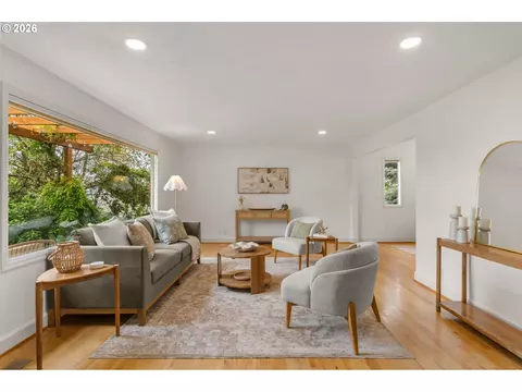 Living - 1995 Greiner St, Eugene, OR 97405 photo 1 of 5