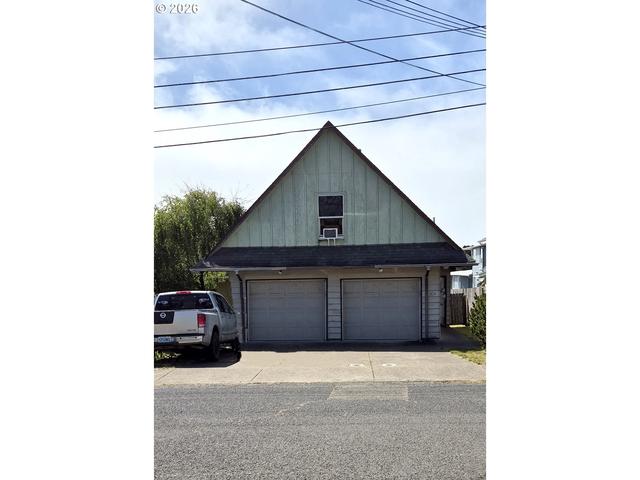 938 SW 11th St, Newport, OR 97365