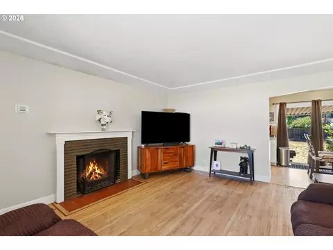 Living - 18232 SE Clinton St, Gresham, OR 97030 photo 2 of 3