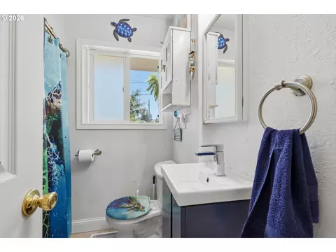 Bath - 18232 SE Clinton St, Gresham, OR 97030 photo 1 of 3