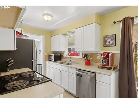 Kitchen - 18232 SE Clinton St, Gresham, OR 97030 photo 1 of 3