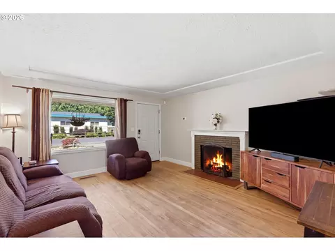 Living - 18232 SE Clinton St, Gresham, OR 97030 photo 3 of 3