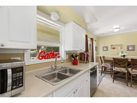 Kitchen - 18232 SE Clinton St, Gresham, OR 97030 photo 2 of 3