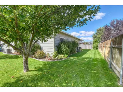 Exterior - 1914 SW 2nd Dr, Pendleton, OR 97801 photo 2 of 9