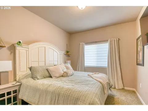 Bedroom - 1914 SW 2nd Dr, Pendleton, OR 97801 photo 3 of 4