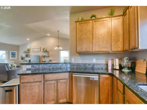 Kitchen - 1914 SW 2nd Dr, Pendleton, OR 97801 photo 3 of 5