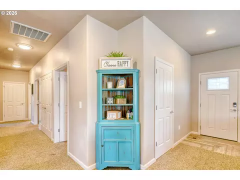 Entry Way - 1914 SW 2nd Dr, Pendleton, OR 97801 photo 1 of 1
