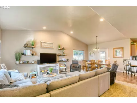 Living - 1914 SW 2nd Dr, Pendleton, OR 97801 photo 1 of 1