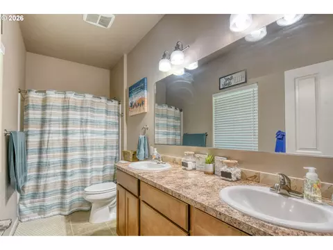 Bath - 1914 SW 2nd Dr, Pendleton, OR 97801 photo 1 of 2