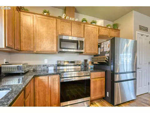 Kitchen - 1914 SW 2nd Dr, Pendleton, OR 97801 photo 5 of 5