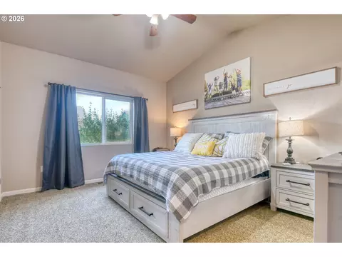 Bedroom - 1914 SW 2nd Dr, Pendleton, OR 97801 photo 1 of 4