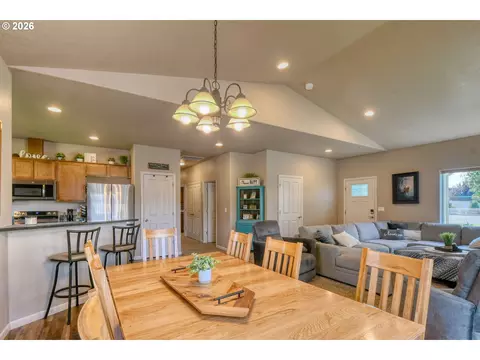 Dining - 1914 SW 2nd Dr, Pendleton, OR 97801 photo 2 of 3