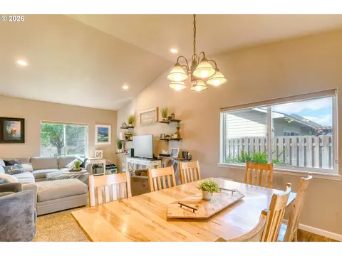 Dining - 1914 SW 2nd Dr, Pendleton, OR 97801 photo 1 of 3