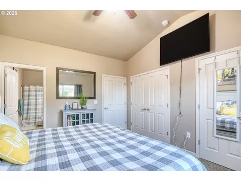 Bedroom - 1914 SW 2nd Dr, Pendleton, OR 97801 photo 2 of 4