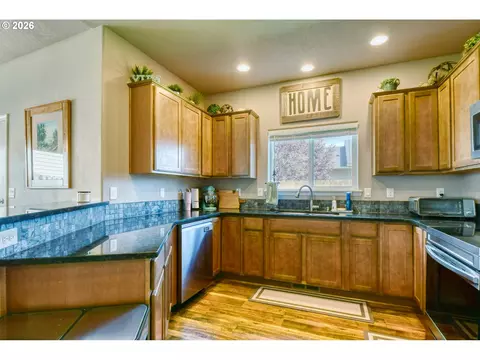 Kitchen - 1914 SW 2nd Dr, Pendleton, OR 97801 photo 4 of 5