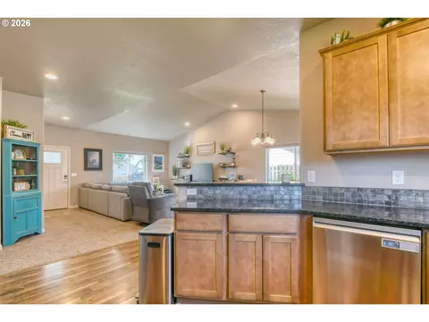 Kitchen - 1914 SW 2nd Dr, Pendleton, OR 97801 photo 2 of 5