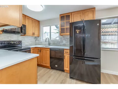 Kitchen - 2500 SW 15th St, Gresham, OR 97080 photo 2 of 3