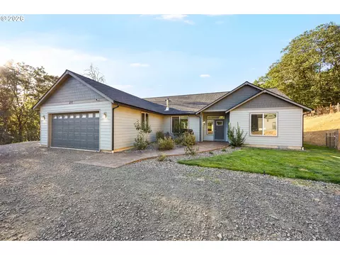 491 Oakwood Dr, Oakland, OR 97462
