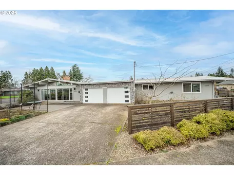 1233 1st St, Springfield, OR 97477