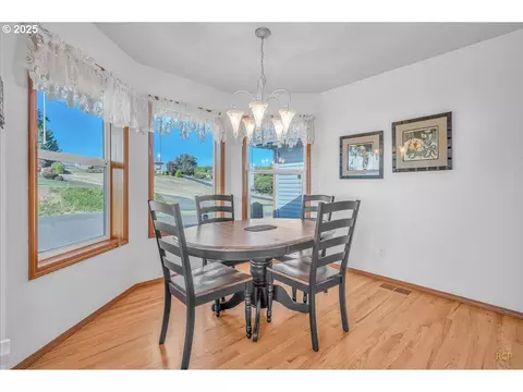 Dining - 59720 Oliver Heights Ln, Saint Helens, OR 97051 photo 1 of 1