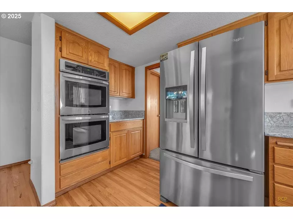 Kitchen - 59720 Oliver Heights Ln, Saint Helens, OR 97051 photo 2 of 3