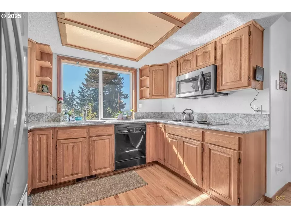 Kitchen - 59720 Oliver Heights Ln, Saint Helens, OR 97051 photo 1 of 3