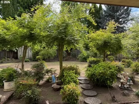 Exterior - 1344 Regency Dr, Eugene, OR 97401 photo 3 of 7
