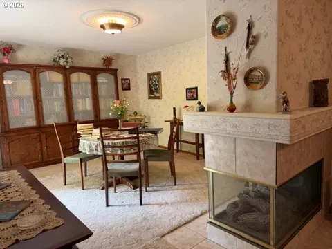 Dining - 1344 Regency Dr, Eugene, OR 97401 photo 2 of 3