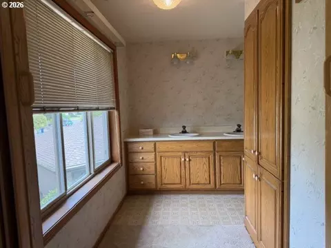 Bath - 1344 Regency Dr, Eugene, OR 97401 photo 4 of 6
