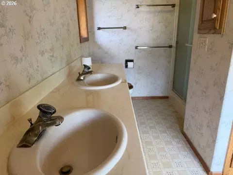 Bath - 1344 Regency Dr, Eugene, OR 97401 photo 5 of 6