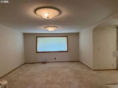 Living - 1344 Regency Dr, Eugene, OR 97401 photo 3 of 9