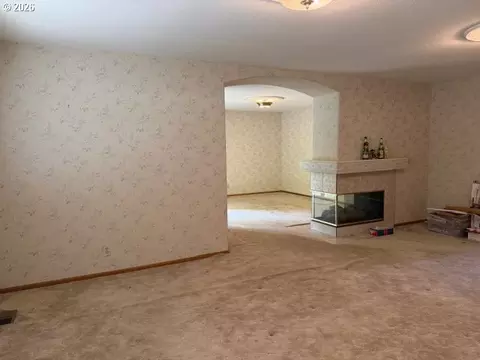 Living - 1344 Regency Dr, Eugene, OR 97401 photo 5 of 9