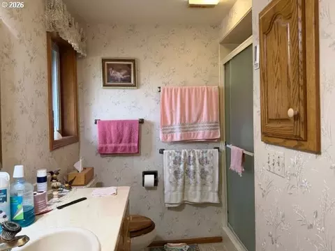 Bath - 1344 Regency Dr, Eugene, OR 97401 photo 2 of 3