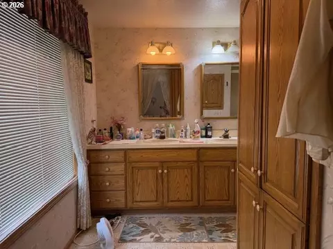 Bath - 1344 Regency Dr, Eugene, OR 97401 photo 3 of 3
