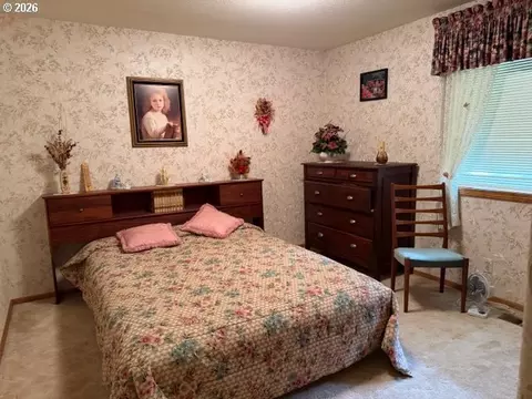 Bedroom - 1344 Regency Dr, Eugene, OR 97401 photo 3 of 3