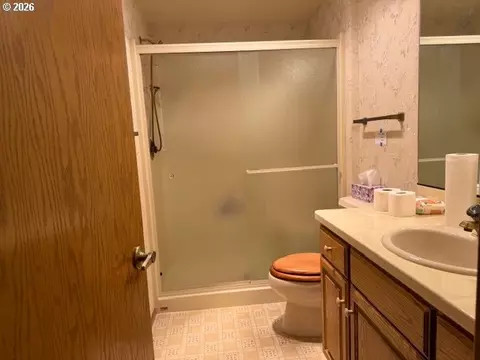 Bath - 1344 Regency Dr, Eugene, OR 97401 photo 6 of 6
