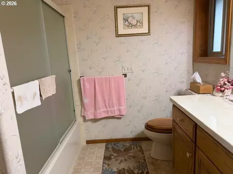 Bath - 1344 Regency Dr, Eugene, OR 97401 photo 1 of 3