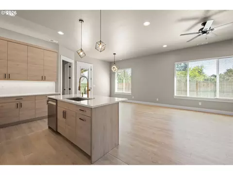 Living - 544 Buster Ln, Eugene, OR 97404 photo 4 of 5