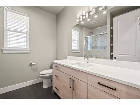 Bath - 544 Buster Ln, Eugene, OR 97404 photo 5 of 6