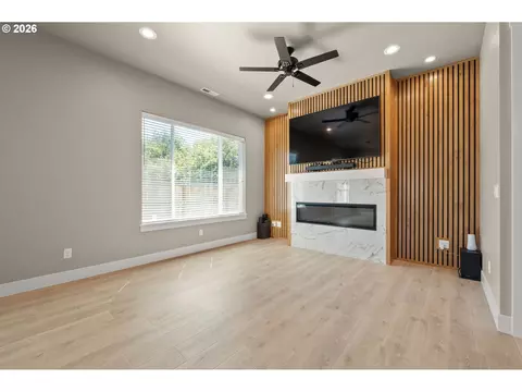 Living - 544 Buster Ln, Eugene, OR 97404 photo 2 of 5