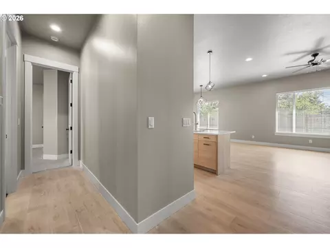 Entry Way - 544 Buster Ln, Eugene, OR 97404 photo 4 of 4