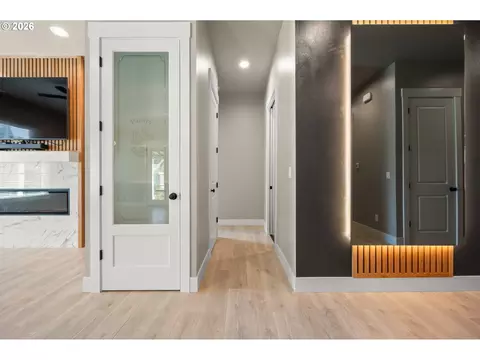 Entry Way - 544 Buster Ln, Eugene, OR 97404 photo 3 of 4
