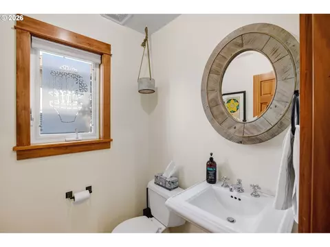 Bath - 407 Huskey Rd, Mosier, OR 97040 photo 1 of 7
