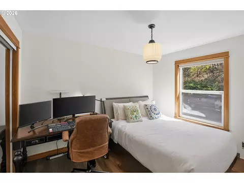 Bedroom - 407 Huskey Rd, Mosier, OR 97040 photo 4 of 7