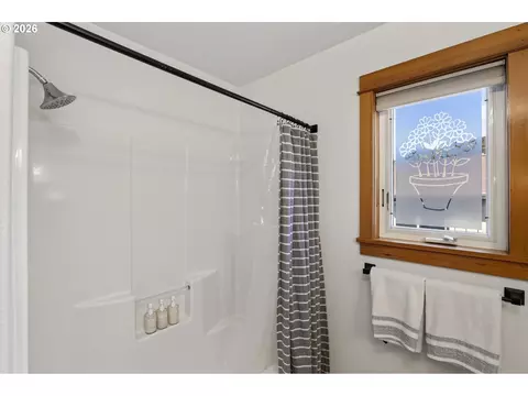Bath - 407 Huskey Rd, Mosier, OR 97040 photo 6 of 7